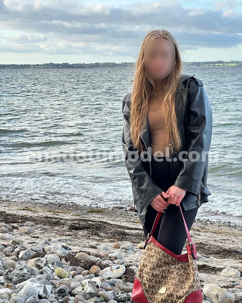 Bekaretini Veren Yeni Genç Escort Briella